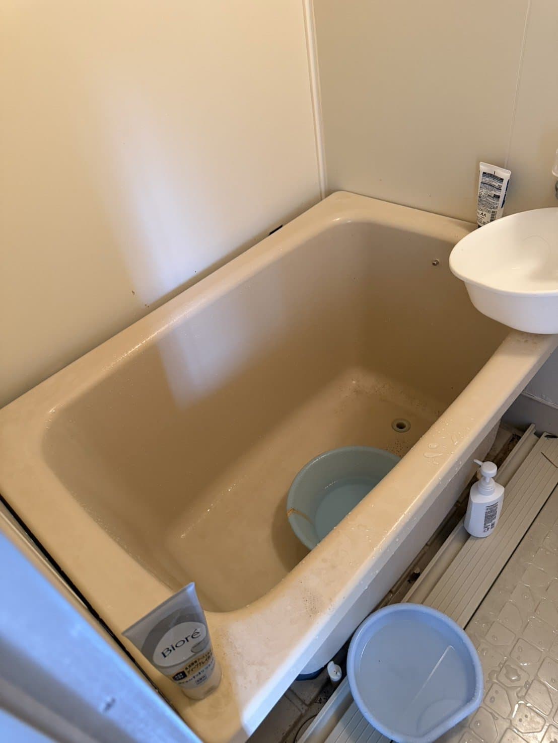 断水中、生活用水として茶色く濁った水を溜めた浴槽(千葉県佐倉市、2026年8月)